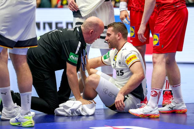 15.01.2026, Handball, Men s EHF EURO 2026, Deutschland - Östereich, Jyske Bank Boxen in Herning, Dänemark, Preliminary Round: Lukas Mertens (Germany 36) sitzt mit Schmerzen auf dem Spielfeld Dänemark