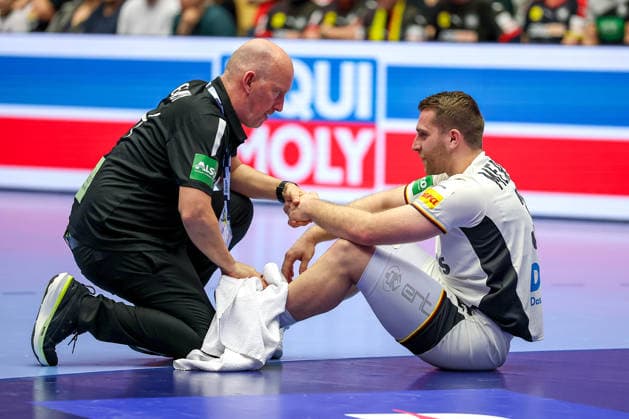 15.01.2026, Handball, Men s EHF EURO 2026, Deutschland - Östereich, Jyske Bank Boxen in Herning, Dänemark, Preliminary Round: Lukas Mertens (Germany 36) sitzt mit Schmerzen auf dem Spielfeld Dänemark