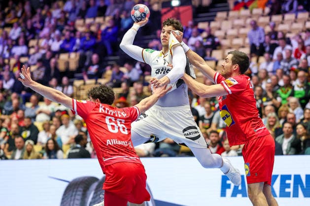 15.01.2026, Handball, Men s EHF EURO 2026, Deutschland - Östereich, Jyske Bank Boxen in Herning, Dänemark, Preliminary Round: Marko Grgic (Germany 71) im Zweikampf gegen Elias Kofler (Austria 66) Clem Boris Zivkovic (Austria 30) Dänemark