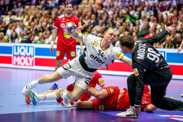 15.01.2026, Handball, Men s EHF EURO 2026, Deutschland - Östereich, Jyske Bank Boxen in Herning, Dänemark, Preliminary Round: Justus Fischer (Germany 54) wirft auf das Tor von Constantin Möstl (Austria 98) Dänemark