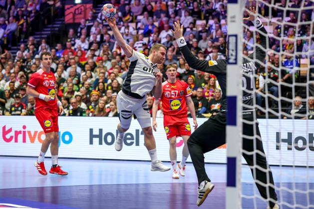 15.01.2026, Handball, Men s EHF EURO 2026, Deutschland - Östereich, Jyske Bank Boxen in Herning, Dänemark, Preliminary Round: Lukas Mertens (Germany 36) wirft auf das Tor von Constantin Möstl (Austria 98) Dänemark