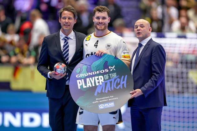 15.01.2026, Handball, Men s EHF EURO 2026, Deutschland - Östereich, Jyske Bank Boxen in Herning, Dänemark, Preliminary Round: Jubel nach dem Sieg der deutschen Mannschaft. Johannes Golla (Germany 04) Player of the Match Ehrung Auszeichnung POM Dänemark