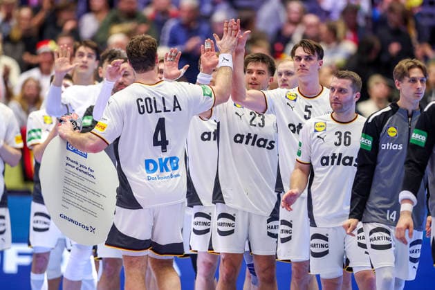 15.01.2026, Handball, Men s EHF EURO 2026, Deutschland - Östereich, Jyske Bank Boxen in Herning, Dänemark, Preliminary Round: Jubel nach dem Sieg der deutschen Mannschaft. Johannes Golla (Germany 04) Player of the Match Ehrung Auszeichnung POM Dänemark