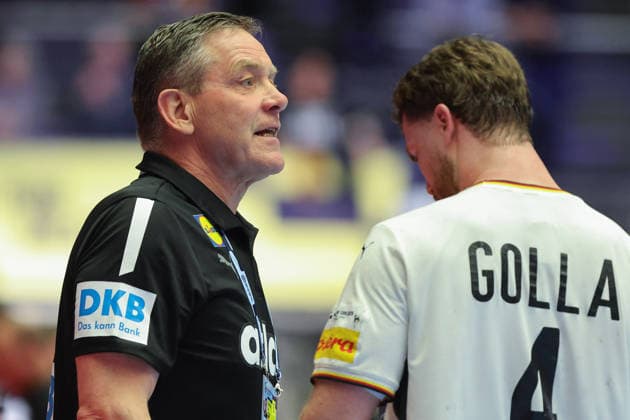 Deutschland - Österreich, EHF EM 2026 Trainer Alfred Gislason (Deutschland) mit Johannes Golla (Deutschland, 4). Handball EHF Europameisterschaft, Länderspiel zwischen Deutschland und Österreich am 15. Januar 2026 in Herning (Dänemark)., Herning Dänemark Jyske Bank Boxen