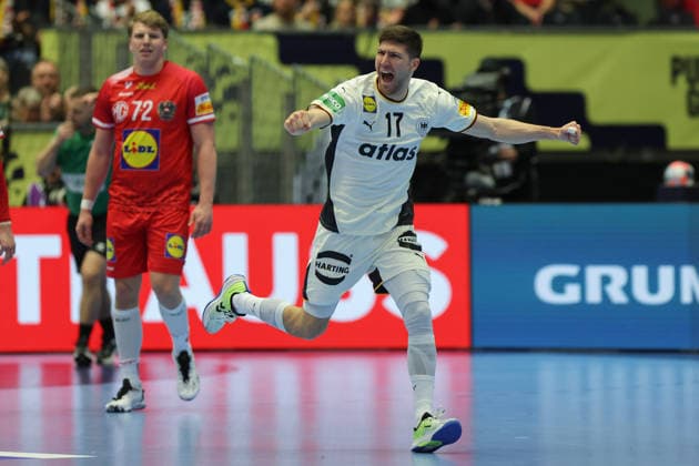 Deutschland - Österreich, EHF EM 2026 Lukas Zerbe (Deutschland, 17). Lukas Hutecek (Österreich, 72) im Hintergrund. Handball EHF Europameisterschaft, Länderspiel zwischen Deutschland und Österreich am 15. Januar 2026 in Herning (Dänemark)., Herning Dänemark Jyske Bank Boxen