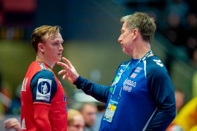 European Handball Championship, Norway Ukraine Fornebu 20260115 Norway s Tobias Grondahl and national team manager Jonas Wille during the European Handball Championship between Norway and Ukraine in Unity Arena Photo Stian Lysberg Solum NTB Fornebu Norway EDITORIAL USE ONLY RESTRICTED USE FOR BETTING COMPANIES  Copyright: xStianxLysbergxSolumx xNTBx