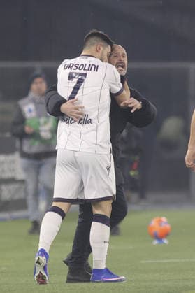 Riccardo Orsolini of Bologna FC. celebrates with Vincenzo Italiano Head Coach of Bologna FC during Hellas Verona FC vs Bologna BFC, 16Â° Serie A Enilive 2025-26 game at Marcantonio Bentegodi stadium in Verona (VR), Italy, on January 15, 2026.  Copyright: xDavidexCasentini IPAxSportx xipa-agency.netx xx IPA_70112454 IPA_Agency_IPA70112454