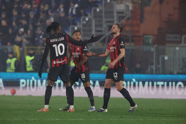 MILAN, ITALY - JANUARY 15: Adrien Rabiot of AC Milan celebrates with teammates after scoring goal during the Serie A match between Como 1907 vs AC Milan at Giusepe Sinigaglia Stadium on January 15, 2026 in Milan, Italy. during Como 1907 vs AC Milan, Italian soccer Serie A match in Como, Italy, January 15 2026  Copyright: xMattiaxMartegani IPAxSportx xipa-agency.netx xx IPA_70113591 IPA_Agency_IPA70113591