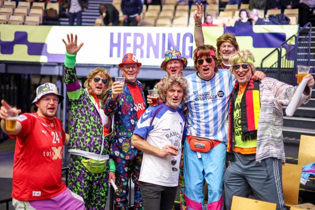 15.01.2026, Handball, Men s EHF EURO 2026, Deutschland - Österreich, Jyske Bank Boxen in Herning, Dänemark, Preliminary Round: Fans feiern die deutsche Mannschaft mit sichtlich Freude auf der Tribüne an Dänemark