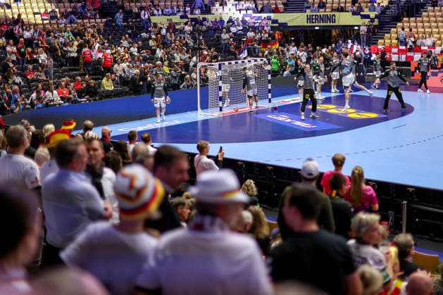 15.01.2026, Handball, Men s EHF EURO 2026, Deutschland - Österreich, Jyske Bank Boxen in Herning, Dänemark, Preliminary Round: Warm Up vor dem Spiel in der Halle vor vielen deutschen fans Dänemark