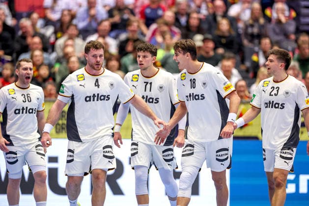 15.01.2026, Handball, Men s EHF EURO 2026, Deutschland - Österreich, Jyske Bank Boxen in Herning, Dänemark, Preliminary Round: Lukas Mertens (Germany 36) Johannes Golla (Germany 04) Marko Grgic (Germany 71) Julian Köster (Germany 18) Renars Uscins (Germany 23) stehen jubelnd zusammen auf dem Spielfeld Dänemark