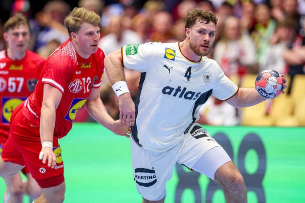 15.01.2026, Handball, Men s EHF EURO 2026, Deutschland - Österreich, Jyske Bank Boxen in Herning, Dänemark, Preliminary Round: Lukas Hutecek (Austria 72) im Zweikampf gegen Johannes Golla (Germany 04) Dänemark