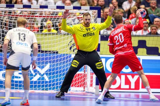 15.01.2026, Handball, Men s EHF EURO 2026, Deutschland - Österreich, Jyske Bank Boxen in Herning, Dänemark, Preliminary Round: Andreas Wolff (Germany 33) verteidigt Siebenmeter gegen Sebastian Frimmel (Austria 20) Dänemark