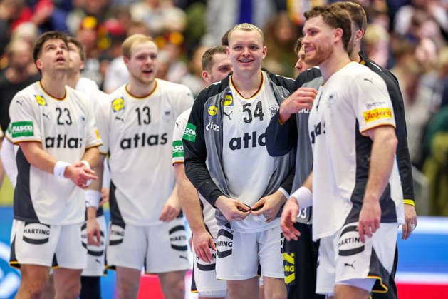 15.01.2026, Handball, Men s EHF EURO 2026, Deutschland - Österreich, Jyske Bank Boxen in Herning, Dänemark, Preliminary Round: Justus Fischer (Germany 54) fröhlich lachen lächelnd neben Renars Uscins (Germany 23) Matthes Langhoff (Germany 13) Johannes Golla (Germany 04) Dänemark