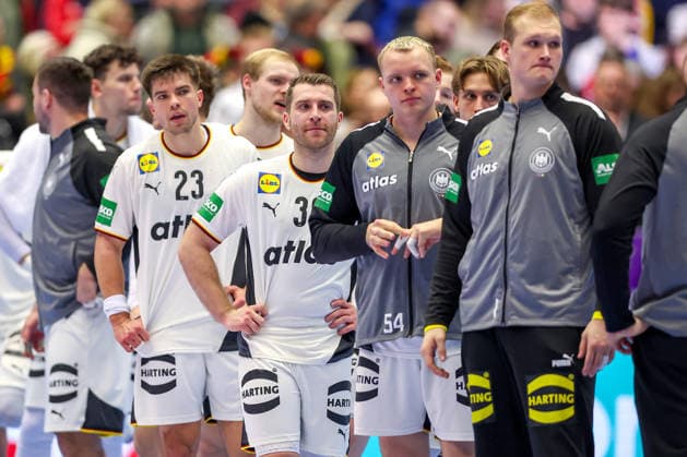 15.01.2026, Handball, Men s EHF EURO 2026, Deutschland - Österreich, Jyske Bank Boxen in Herning, Dänemark, Preliminary Round: Lukas Mertens (Germany 36) fröhlich lachend nach dem Sieg neben Renars Uscins (Germany 23) Justus Fischer (Germany 54) David Späth (Germany 01) Dänemark