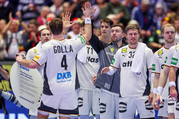 15.01.2026, Handball, Men s EHF EURO 2026, Deutschland - Österreich, Jyske Bank Boxen in Herning, Dänemark, Preliminary Round: Jannik Kohlbacher (Germany 80) klatscht sich mit Johannes Golla (Germany 04) nach der Ehrung Player of the match (Golla) ab. Dänemark