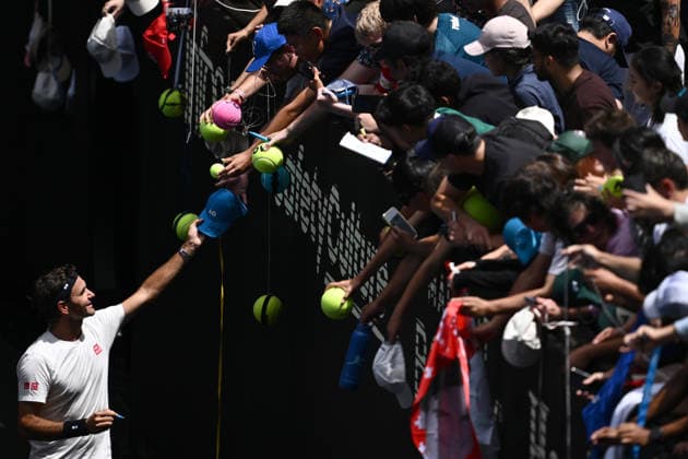 TENNIS AUSTRALIAN OPEN, Former Australian Open champion Roger Federer signs autographs during a practice session with Casper Ruud of Norway ahead of the Australian Open tennis tournament at Melbourne Park in Melbourne, Friday, January 16, 2026. ( NO ARCHIVING, EDITORIAL USE ONLY MELBOURNE VICTORIA AUSTRALIA  Copyright: xJOELxCARRETTx 20260116155338110533