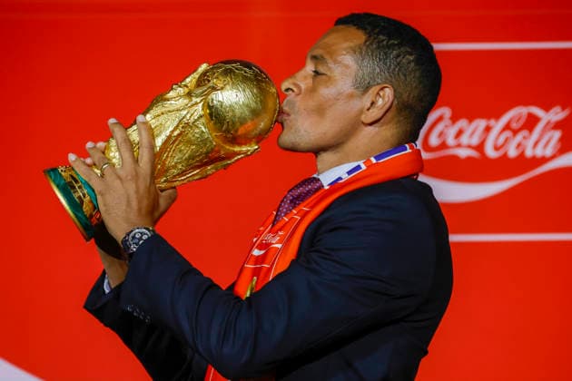 2026 FIFA World Cup, WM, Weltmeisterschaft, Fussball Trophy Unveiled in Seoul, South Korea FIFA Legend and former Brazil international Gilberto Silva kisses the 2026 FIFA World Cup trophy during the FIFA World Cup Trophy Tour by Coca-Cola in Seoul, South Korea on January 16, 2026. Seoul South Korea  Copyright: xMatrixxImages JungxUi-Chelx