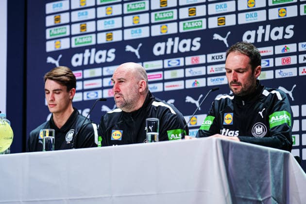 Julian Koester (Deutschland, 18), Erik Wudtke (Deutschland, Co-Trainer), Benjamin Chatton (Deutschland, Manager) DEN, Deutschland Pressekonferenz, Handball, EHF Europameisterschaft 2026, 16.01.2026 DEN, Deutschland Pressekonferenz, Handball, EHF Europameisterschaft 2026, 16.01.2026 Silkeborg Copyright: xEibner-Pressefoto MarcelxvonxFehrnx EP_MFN