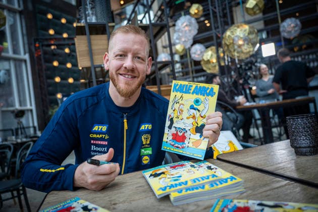 MALMÖ, SWEDEN 2026-01-16 Jim Gottfridsson signs Kalle Anka newspapers he is involved in at Friday s press conference, PK, Pressekonferenz with the Swedish national handball team at the player hotel Scandic Triangeln in Malmö ahead of the opening match of the European Handball Championship against the Netherlands. MALMÖ SWEDEN x50090x