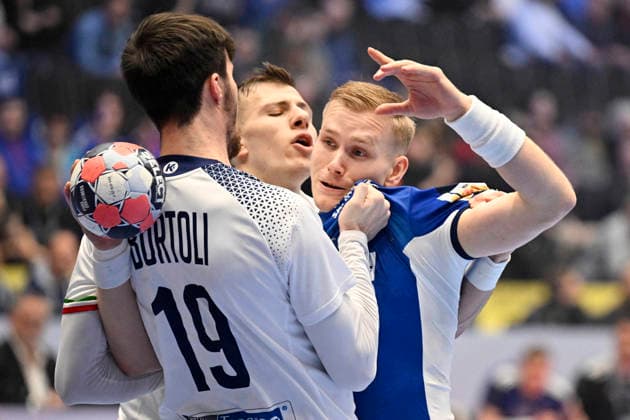 KRISTIANSTAD, SVERIGE 20260116 Iceland s Omar Ingi Magnusson and Italy s Thomas Bortoli ( 19) in action during the 2026 EHF European Men s Handball Championship (the EHF Euro 2026) match between Iceland and Italy at Kristianstad Arena, in Kristianstad, Sweden, on January 16, 2026. KRISTIANSTAD SVERIGE x50090x
