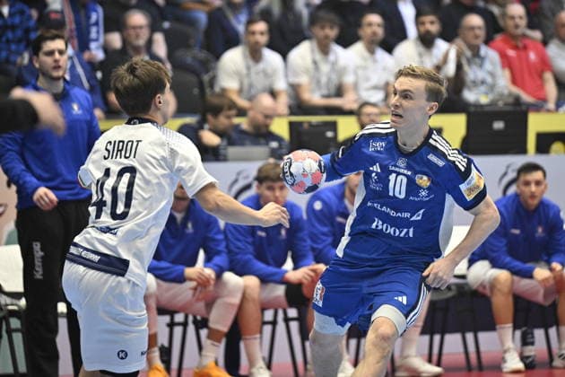 KRISTIANSTAD, SVERIGE 20260116 Iceland s Gisli Kristjansson in action against Italy s Simon Sirot during the 2026 EHF European Men s Handball Championship (the EHF Euro 2026) match between Iceland and Italy at Kristianstad Arena, in Kristianstad, Sweden, on January 16, 2026. KRISTIANSTAD SVERIGE x50090x