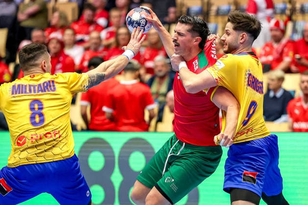 16.01.2026, Handball, Men s EHF EURO 2026, Portugal - Rumänien, Jyske Bank Boxen in Herning, Dänemark, Preliminary Round: Antonio Antunes Baeta Rodrigues Areia (Portugal 25) im Zweikampf gegen Robert Mihai Militaru (Romania 08) Sorin Paul Grigore (Romania 09) Dänemark