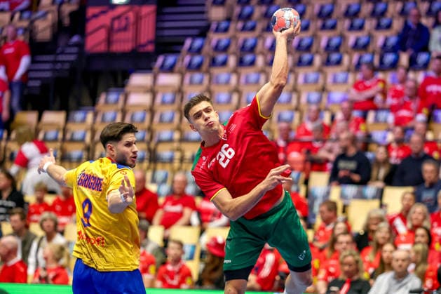 16.01.2026, Handball, Men s EHF EURO 2026, Portugal - Rumänien, Jyske Bank Boxen in Herning, Dänemark, Preliminary Round: Sorin Paul Grigore (Romania 09) Francisco Mota Costa (Portugal 26) Dänemark