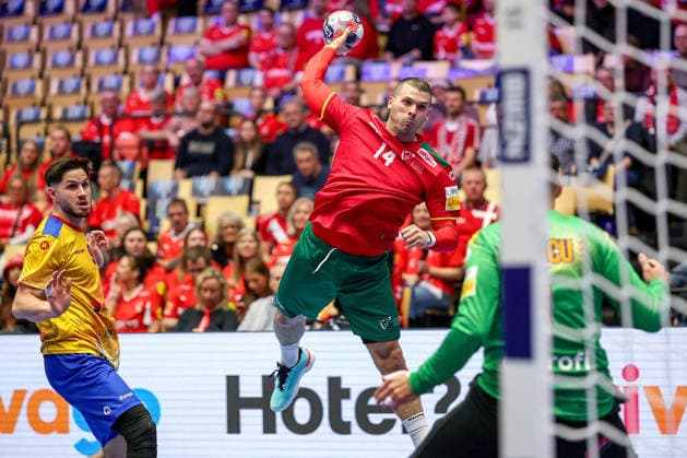 16.01.2026, Handball, Men s EHF EURO 2026, Portugal - Rumänien, Jyske Bank Boxen in Herning, Dänemark, Preliminary Round: Rui Sousa Martins Silva (Portugal 14) wirft auf das Tor von Ionut Ciprian Iancu (Romania 01) Dänemark