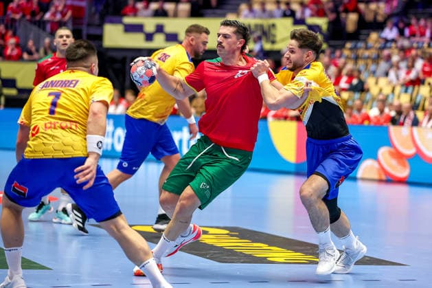 16.01.2026, Handball, Men s EHF EURO 2026, Portugal - Rumänien, Jyske Bank Boxen in Herning, Dänemark, Preliminary Round: Antonio Antunes Baeta Rodrigues Areia (Portugal 25) im Zweikampf gegen Radu Cristian Ghita (Romania 13) Dänemark