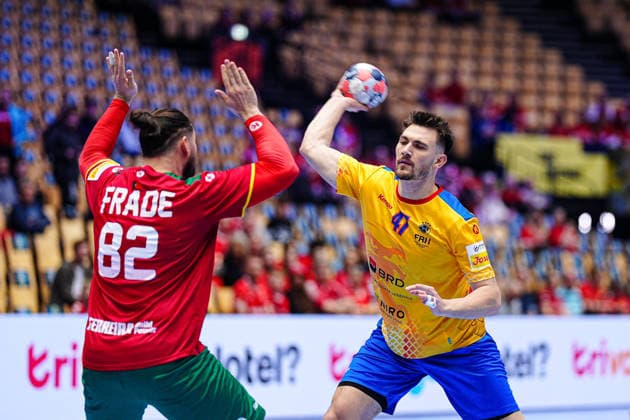 Luis Frade (Portugal, 82), Andrei Buzle (Rumaenien, 47) DEN, Portugal vs. Rumaenien, Handball, EHF Europameisterschaft 2026, Gruppe B, Spieltag 1, 16.01.2026 DEN, Portugal vs. Rumaenien, Handball, EHF Europameisterschaft 2026, Gruppe B, Spieltag 1, 16.01.2026 Herning Copyright: xEibner-Pressefoto MarcelxvonxFehrnx EP_MFN