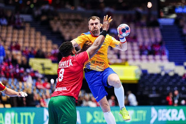 Victor Iturizza (Portugal, 08), Radu Ghita (Rumaenien, 13) DEN, Portugal vs. Rumaenien, Handball, EHF Europameisterschaft 2026, Gruppe B, Spieltag 1, 16.01.2026 DEN, Portugal vs. Rumaenien, Handball, EHF Europameisterschaft 2026, Gruppe B, Spieltag 1, 16.01.2026 Herning Copyright: xEibner-Pressefoto MarcelxvonxFehrnx EP_MFN