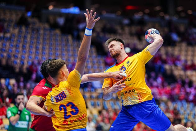 Wurf Tor Ionut Stanescu (Rumaenien, 25) DEN, Portugal vs. Rumaenien, Handball, EHF Europameisterschaft 2026, Gruppe B, Spieltag 1, 16.01.2026 DEN, Portugal vs. Rumaenien, Handball, EHF Europameisterschaft 2026, Gruppe B, Spieltag 1, 16.01.2026 Herning Copyright: xEibner-Pressefoto MarcelxvonxFehrnx EP_MFN