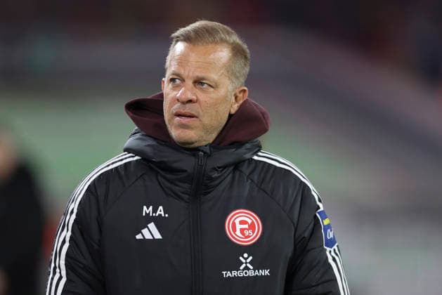 Trainer Markus Anfang (Fortuna Düsseldorf) schaut waehrend des spiels der 2. Bundesliga zwischen Fortuna Düsseldorf und Arminia Bielefeld, Merkur Spiel-Arena am 16. January 2026 in Düsseldorf, Deutschland. (Foto von Oliver Kaelke DeFodi Images) +++ Trainer Markus Anfang (Fortuna Düsseldorf) looks on during the 2. Bundesliga match between Fortuna Düsseldorf and Arminia Bielefeld at Merkur Spiel-Arena on January 16, 2026 in Düsseldorf, Germany. (Photo by Oliver Kaelke DeFodi Images) (Photo by Oliver Kaelke DeFodi Images) -