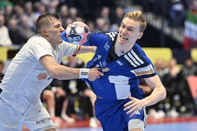 KRISTIANSTAD, SWEDEN 20260116 Italy s Marco Mengon and Iceland s Gisli Kristjansson in action during the 2026 EHF European Men s Handball Championship (the EHF Euro 2026) match between Iceland and Italy at Kristianstad Arena, in Kristianstad, Sweden, on January 16, 2026. KRISTIANSTAD SWEDEN x50090x