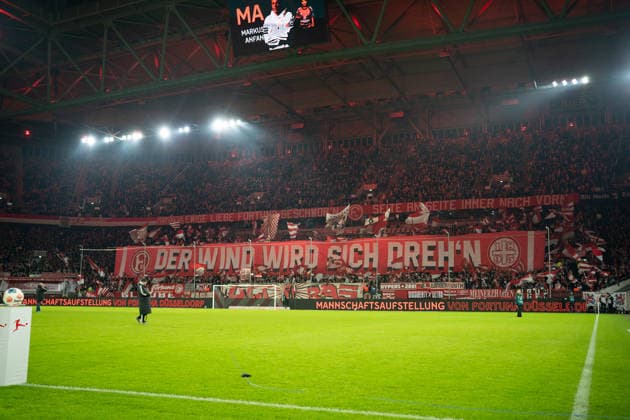 Deutschland: 2. Bundesliga 2025 26 Fortuna Düsseldorf vs. Arminia Bielefeld 18. Spieltag 16.01.2026 Merkur Spiel-Arena (Nordrhein-Westfalen) Fans Zuschauer Stimmung Schal Fahnen Pyro