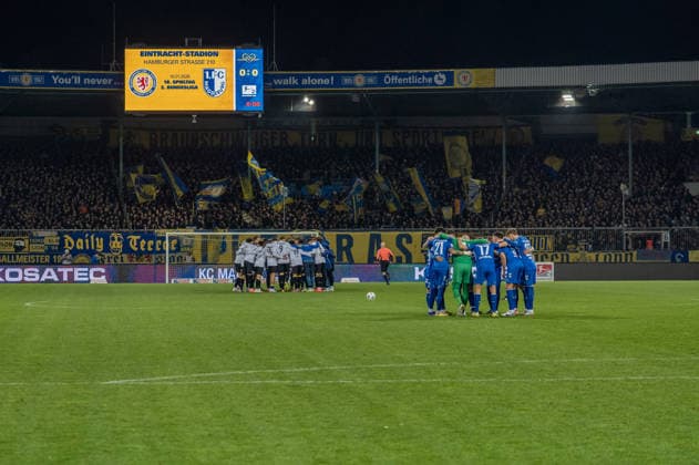 Deutschland, Fussball, 2. Bundesliga, Eintracht Braunschweig - 1. FC Magdeburg am 16.01. in Braunschweig (Eintracht-Stadion): Beide Teams kurz vor dem Anpfiff.