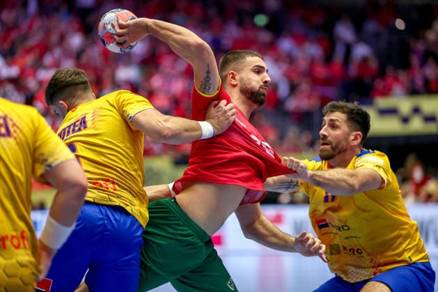 16.01.2026, Handball, Men s EHF EURO 2026, Portugal - Rumänien, Jyske Bank Boxen in Herning, Dänemark, Preliminary Round: xp70 im Zweikampf gegen Tudor Botea (Romania 06) Dan-Emil Racotea (Romania 17) Dänemark
