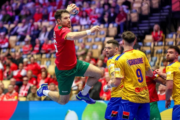 16.01.2026, Handball, Men s EHF EURO 2026, Portugal - Rumänien, Jyske Bank Boxen in Herning, Dänemark, Preliminary Round: Joao Pedro Vinhas Silva Gomes (Portugal 66) Sorin Paul Grigore (Romania 09) Dänemark