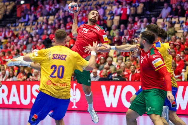 16.01.2026, Handball, Men s EHF EURO 2026, Portugal - Rumänien, Jyske Bank Boxen in Herning, Dänemark, Preliminary Round: Martim Mota Costa (Portugal 79) wirft über Andras Szasz (Romania 20) Dänemark