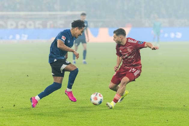 2. Fussball Bundesliga; Fortuna Düsseldorf 1895 - DSC Arminia Bielefeld; 16.01.2026 Zweikampf Monju Thaddäus Momuluh (DSC Arminia Bielefeld, 14), Florent Muslija (Fortuna Düsseldorf, 24) 2. Fussball Bundesliga, Fortuna Düsseldorf 1895 - DSC Arminia Bielefeld, Düsseldorf, Merkur Spiel-Arena am 16.01.2026 DFL REGULATIONS PROHIBIT ANY USE OF PHOTOGRAPHS AS IMAGE SEQUENCES AND OR QUASI-VIDEO.