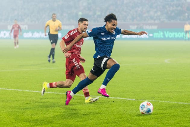 2. Fussball Bundesliga; Fortuna Düsseldorf 1895 - DSC Arminia Bielefeld; 16.01.2026 Zweikampf Florent Muslija (Fortuna Düsseldorf, 24), Monju Thaddäus Momuluh (DSC Arminia Bielefeld, 14) 2. Fussball Bundesliga, Fortuna Düsseldorf 1895 - DSC Arminia Bielefeld, Düsseldorf, Merkur Spiel-Arena am 16.01.2026 DFL REGULATIONS PROHIBIT ANY USE OF PHOTOGRAPHS AS IMAGE SEQUENCES AND OR QUASI-VIDEO.