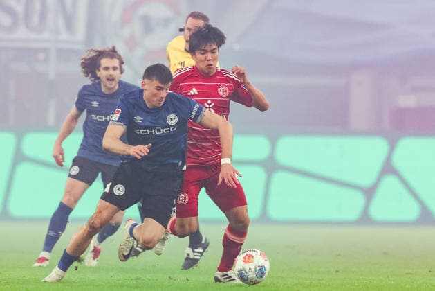 Fußball 2. Bundesliga 18. Spieltag Fortuna Düsseldorf - DSC Arminia Bielefeld am 16.01.2026 in der Merkur Spiel-Arena in Düsseldorf Semir Telalovic ( Bielefeld ), links - Satoshi Tanaka ( Düsseldorf ), rechts DFL regulations prohibit any use of photographs as image sequences and or quasi-video.