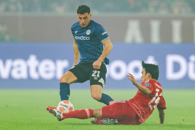 Fußball 2. Bundesliga 18. Spieltag Fortuna Düsseldorf - DSC Arminia Bielefeld am 16.01.2026 in der Merkur Spiel-Arena in Düsseldorf Stefano Russo ( Bielefeld ), links - Satoshi Tanaka ( Düsseldorf ), rechts DFL regulations prohibit any use of photographs as image sequences and or quasi-video.