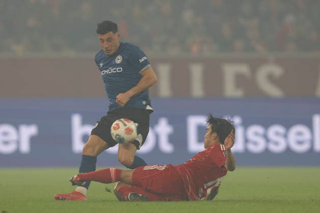 Stefano Russo (Arminia Bielefeld) und Satoshi Tanaka (Fortuna Düsseldorf) im Zweikampf waehrend des spiels der 2. Bundesliga zwischen Fortuna Düsseldorf und Arminia Bielefeld, Merkur Spiel-Arena am 16. January 2026 in Düsseldorf, Deutschland. (Foto von Oliver Kaelke DeFodi Images) +++ Stefano Russo (Arminia Bielefeld) und Satoshi Tanaka (Fortuna Düsseldorf) battle for the ball during the 2. Bundesliga match between Fortuna Düsseldorf and Arminia Bielefeld at Merkur Spiel-Arena on January 16, 2026 in Düsseldorf, Germany. (Photo by Oliver Kaelke DeFodi Images) (Photo by Oliver Kaelke DeFodi Images) -