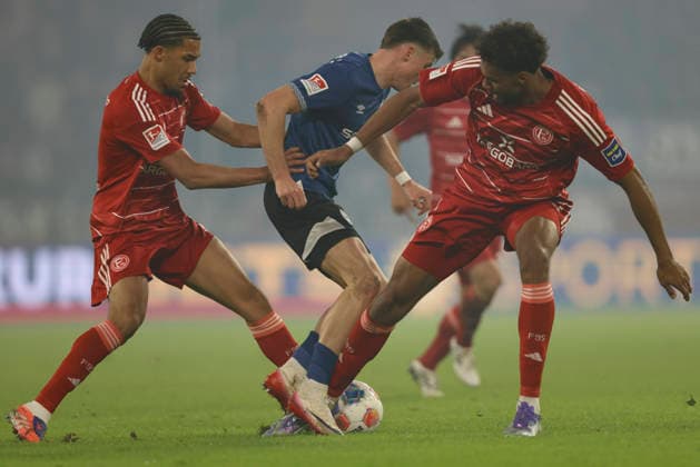 Kenneth Schmidt (Fortuna Düsseldorf), Semir Telalovic (Arminia Bielefeld) und Elias Egouli (Fortuna Düsseldorf) im Zweikampf waehrend des spiels der 2. Bundesliga zwischen Fortuna Düsseldorf und Arminia Bielefeld, Merkur Spiel-Arena am 16. January 2026 in Düsseldorf, Deutschland. (Foto von Oliver Kaelke DeFodi Images) +++ Kenneth Schmidt (Fortuna Düsseldorf), Semir Telalovic (Arminia Bielefeld) und Elias Egouli (Fortuna Düsseldorf) battle for the ball during the 2. Bundesliga match between Fortuna Düsseldorf and Arminia Bielefeld at Merkur Spiel-Arena on January 16, 2026 in Düsseldorf, Germany. (Photo by Oliver Kaelke DeFodi Images) (Photo by Oliver Kaelke DeFodi Images) -