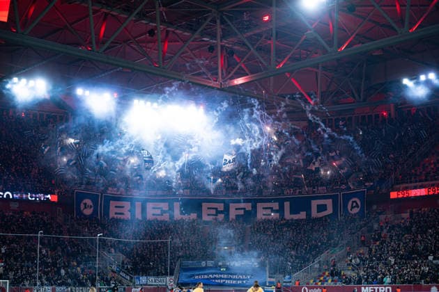 16.01.2026, Fussball, 2. Bundesliga, 18. Spieltag Saison 2025 2026, Fortuna Düsseldorf - DSC Arminia Bielefeld, Fanchoreo DSC Arminia Bielefeld Pyrotechnik, xRHR-FOTO TKx