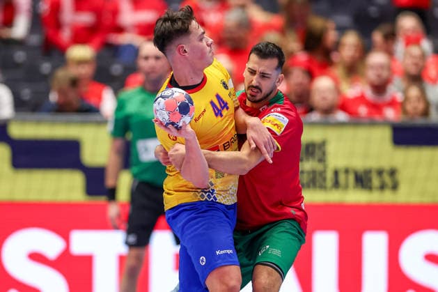 16.01.2026, Handball, Men s EHF EURO 2026, Portugal - Rumänien, Jyske Bank Boxen in Herning, Dänemark, Preliminary Round: Daniel Stanciuc (Romania 44) im Zweikampf gegen Leonel Gomes Silva Fernandes (Portugal 21) Dänemark