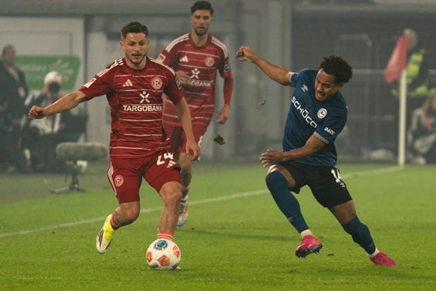 Deutschland: 2. Bundesliga 2025 26 Fortuna Düsseldorf vs. Arminia Bielefeld 18. Spieltag 16.01.2026 Merkur Spiel-Arena (Nordrhein-Westfalen) Florent Muslija (Fortuna Düsseldorf, 24) Monju Momuluh (Arminia Bielefeld, 14)