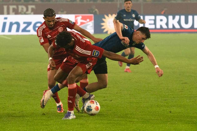 Deutschland: 2. Bundesliga 2025 26 Fortuna Düsseldorf vs. Arminia Bielefeld 18. Spieltag 16.01.2026 Merkur Spiel-Arena (Nordrhein-Westfalen) Elias Egouli (Fortuna Düsseldorf, 44) Kenneth Schmidt (Fortuna Düsseldorf, 4)